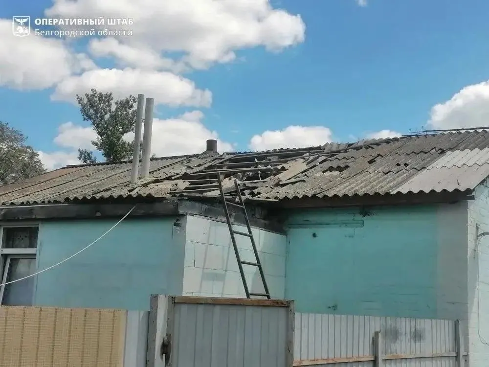 В результате налёта беспилотников пострадали по меньшей мере три региона — зафиксированы пожары в поезде и жилых домах, местных жителей эвакуируют.
