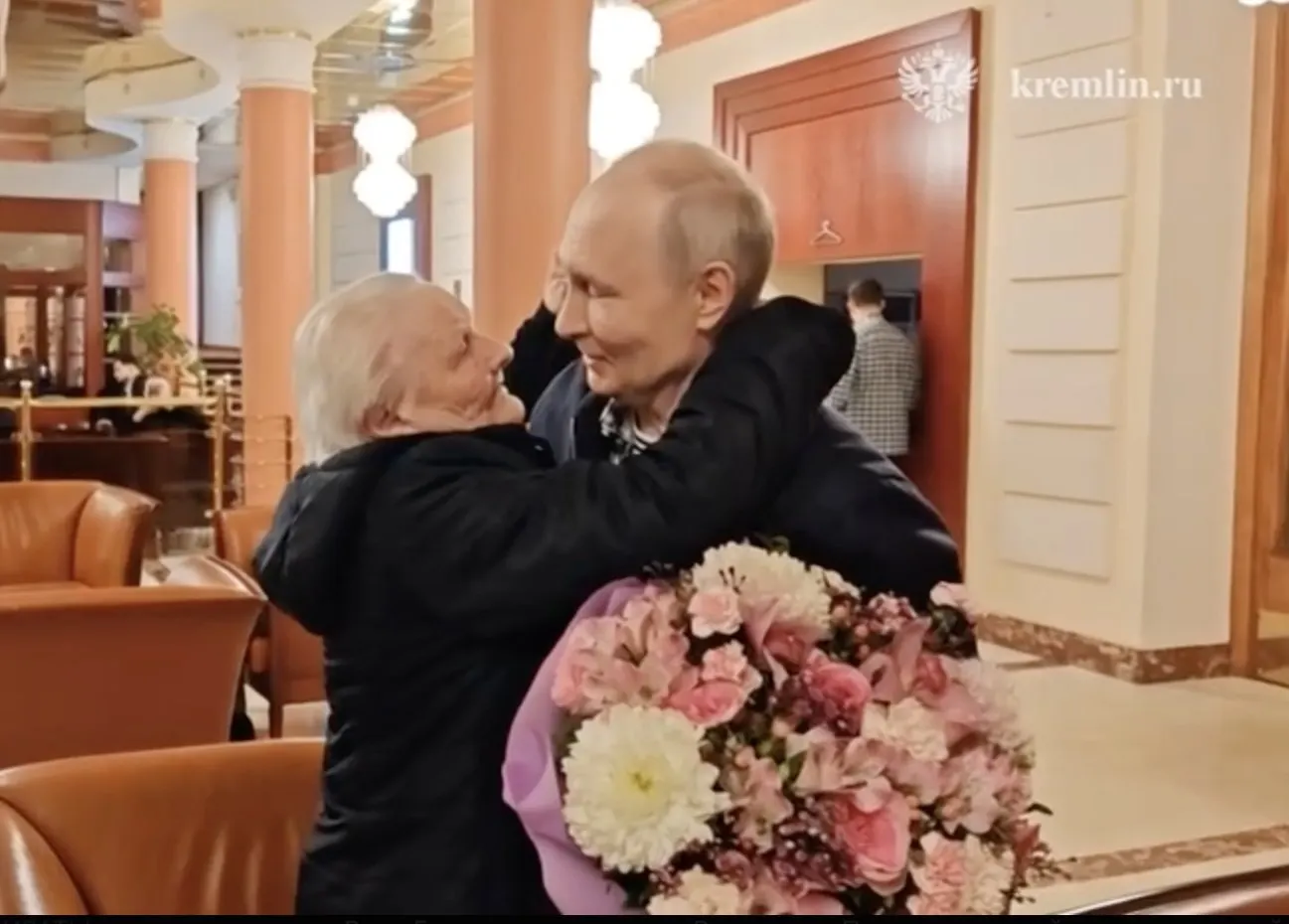 Президент России встретился с первой учительницей: во время теплой встречи оба не скрывали эмоций — учительница плакала, обнимала и целовала его.