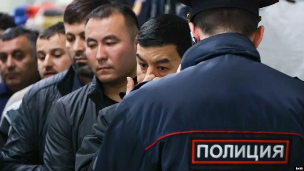 Законопроект предлагает дополнить Кодекс об административных правонарушениях положениями, позволяющими выдворять иностранцев и лиц без гражданства за участие в несогласованных митингах, «дискредитацию» вооружённых сил, призывы к санкциям, хулиганство и другие административные правонарушения; число таких составов вырастёт до 58.