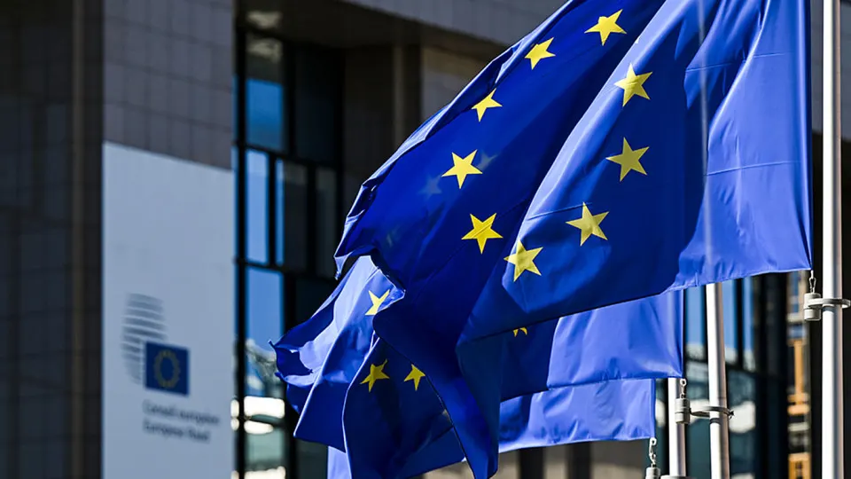 После смены лидера Венгрии в ЕС обсуждают переход от полугодичного к годовому продлению санкций и возможный «мини‑пакет» ограничений против теневого флота и военной промышленности.