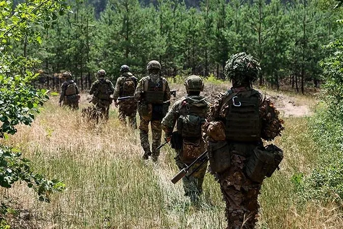 Минфин предупреждает, что затраты на военные операции в 2026 году способны превысить утверждённый бюджет не менее чем на 2 трлн рублей; в «негативном сценарии» перерасход может достигать 4 трлн и усилить давление на экономику.