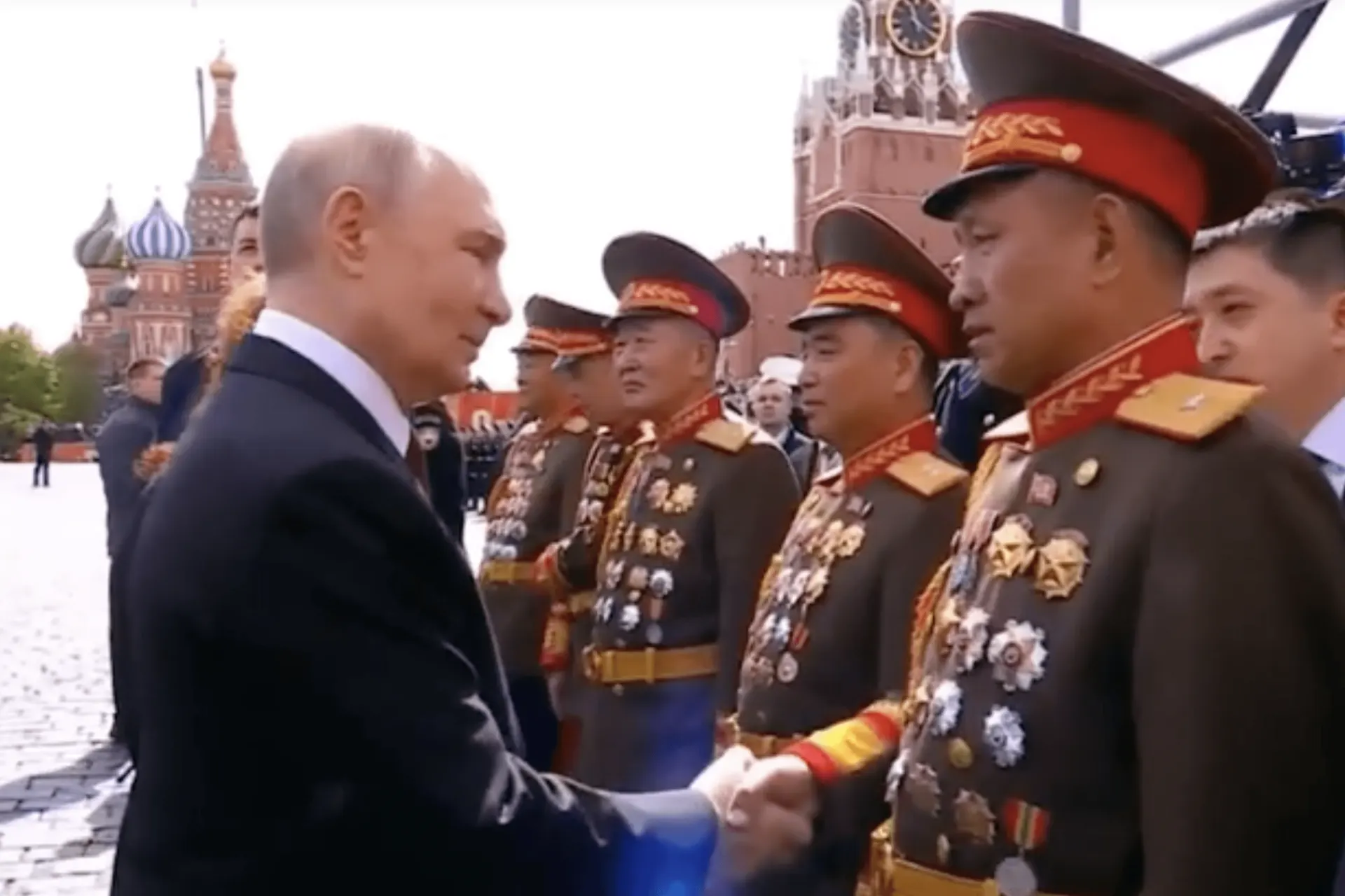 После открытия мемориального музея в Пхеньяне показаны фотографии и медали с подписью о вручении российских государственных наград северокорейским военным, якобы участвовавшим в операции в Курской области 3 декабря 2025 года.