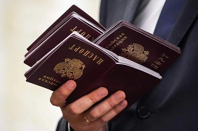 Депутаты от «Единой России» намерены внести поправки, по которым иностранцы с непогашенной судимостью смогут получить РВП, ВНЖ или гражданство, если их, как утверждают авторы инициативы, «незаконно осудили» в других странах за поддержку политики России и СВО.