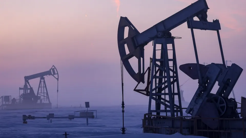 По обновлённому макропрогнозу добыча нефти в 2026 году составит около 511 млн тонн — четвёртый год подряд снижение связано с ухудшением финансового положения компаний и ограничениями, вызванными военным временем.