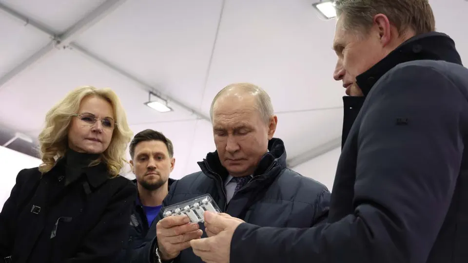 Госпрограмма финансирует работы по биопечати тканей, генной терапии для замедления старения и выращиванию органов в модифицированных животных. Проект курируют близкие к Кремлю исследователи, но эксперты ставят под сомнение реальные достижения из‑за отсутствия публикаций и санкций.