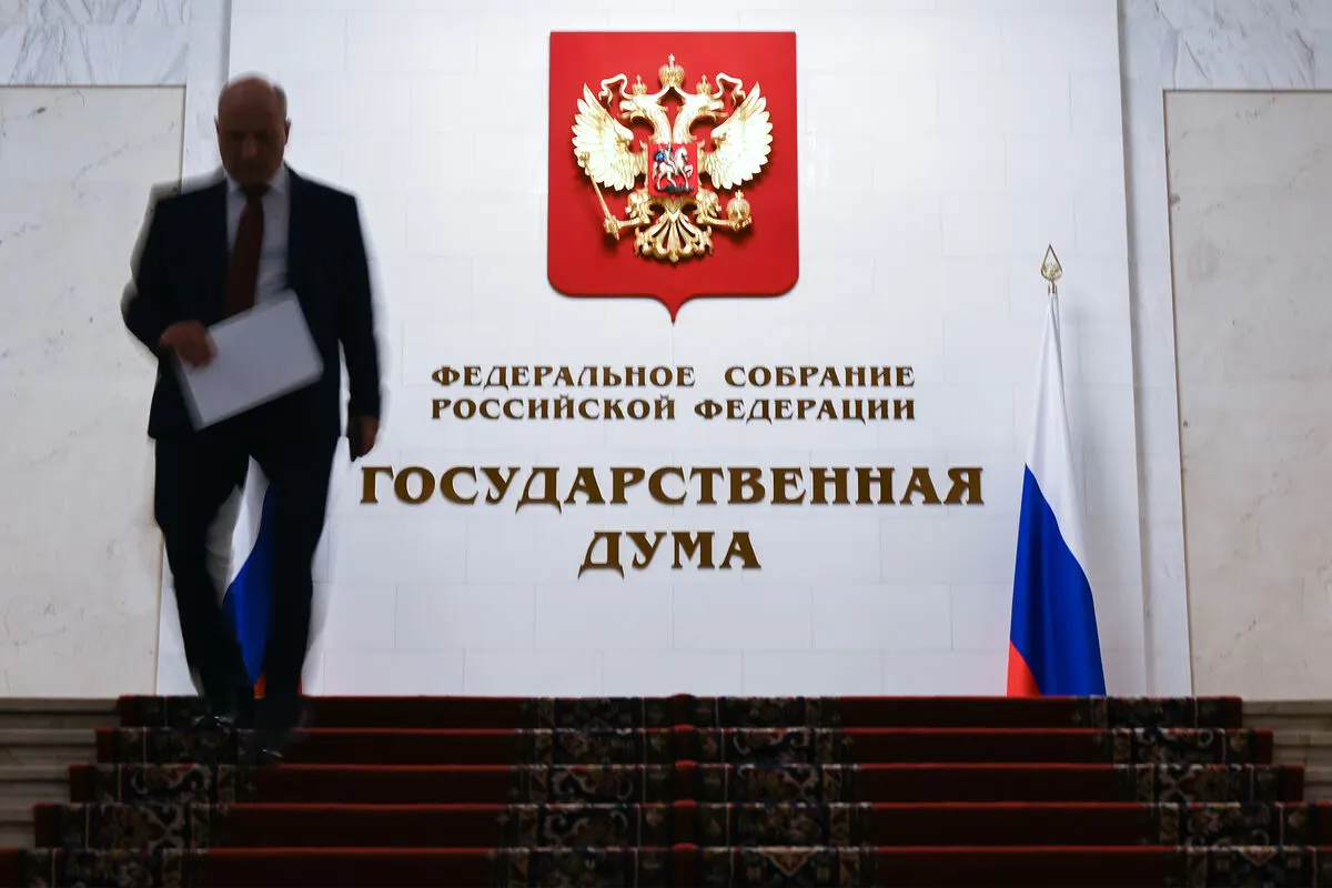Законопроект, внесённый в 2024 году и прошедший первое чтение в мае 2025-го, предлагает ограниченный перечень нарушений, за которые можно арестовывать имущество россиян, находящихся за пределами страны. Рассмотрение в Госдуме запланировано на 26 мая.