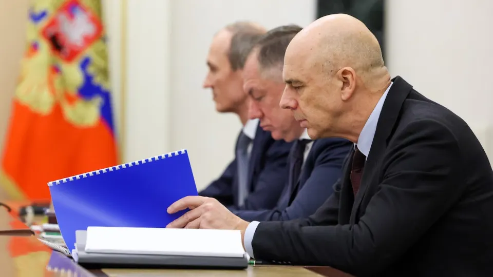 Вице‑премьер предупредил о необходимости выбирать приоритеты в расходах бюджета: низкие цены на нефть, крепкий рубль и увеличившиеся потребности, в том числе на оборону, создают риск роста дефицита.