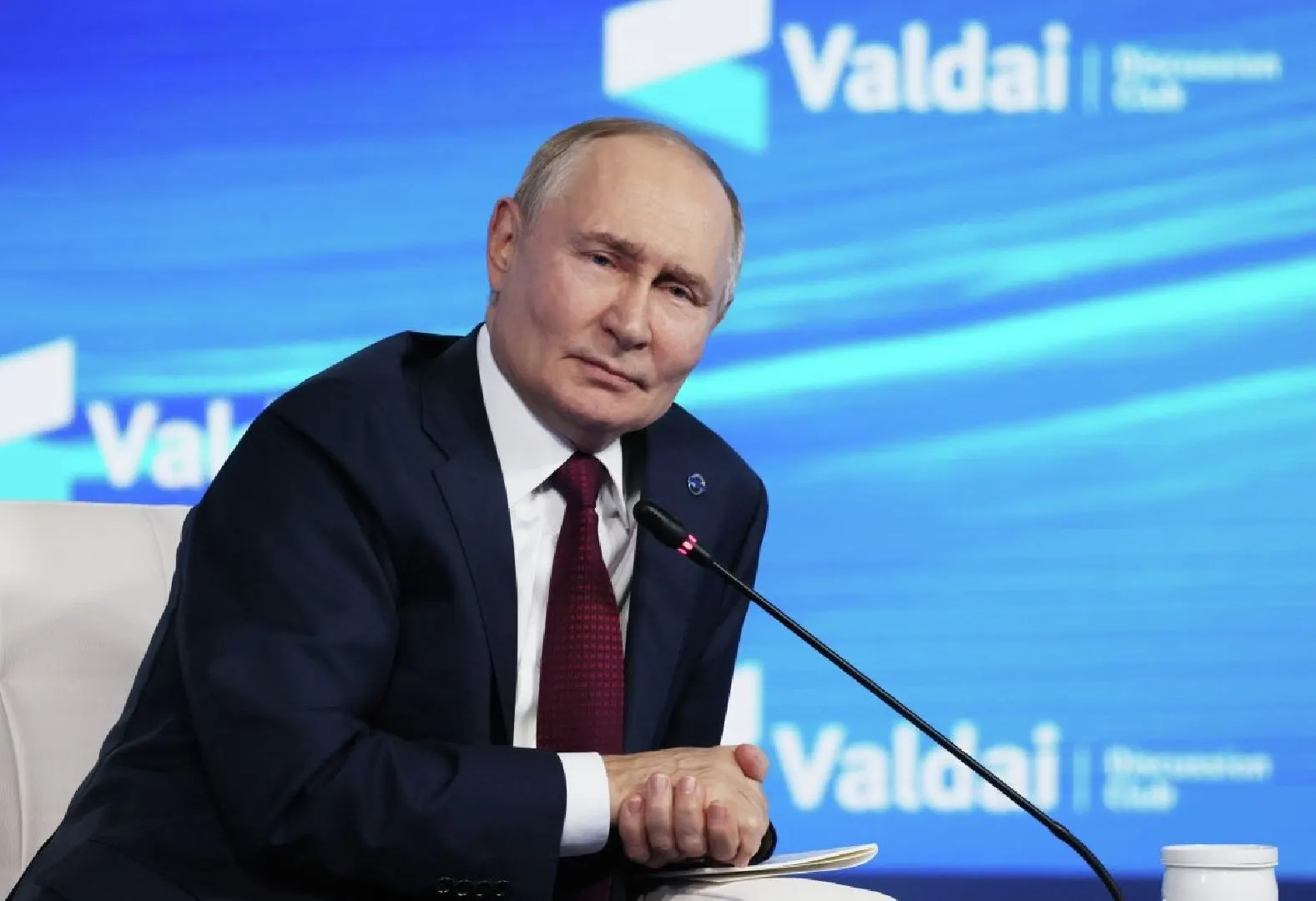 Международный уголовный суд напомнил о выданном ордере на арест и указал, что освобождение от ареста возможно лишь при переговорах под эгидой ООН или по резолюции Совбеза ООН в соответствии с Главой VII.