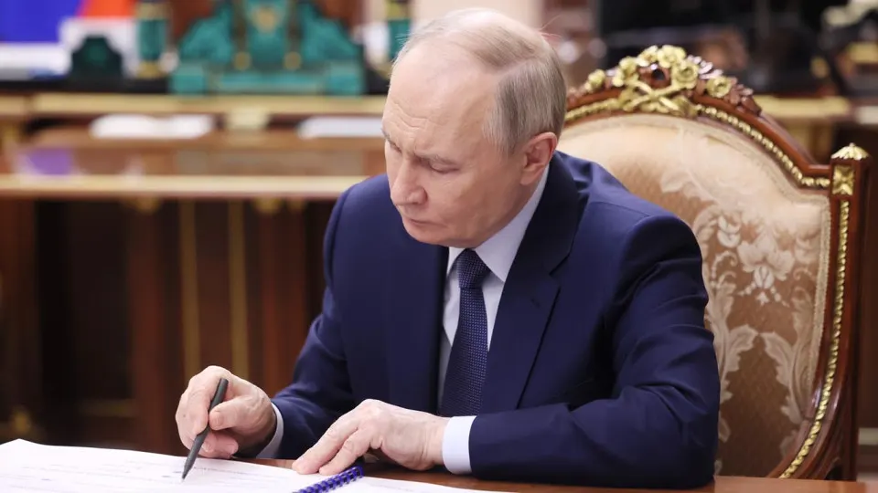 Закон, вступающий в силу 1 сентября 2026 года, даёт возможность изымать активы граждан, находящихся за рубежом, за дискредитацию армии, призывы к санкциям и другие перечисленные правонарушения; сумма ареста не будет ограничена размером штрафа.