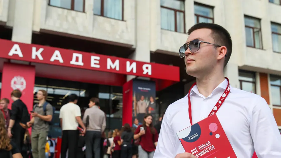 Студентам и сотрудникам предлагают годовую службу с ежемесячными выплатами 200 тыс. руб., премиями за сбитые беспилотники и соцгарантиями; утверждается, что добровольцы не являются военнослужащими и не направляются в зону СВО.