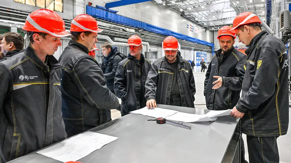 Опрос OMI показывает: более трети работников вынуждены перерабатывать, при этом переработки часто не фиксируются и плохо компенсируются. Главная причина — дефицит кадров; недавно закон удвоил годовой лимит сверхурочных.
