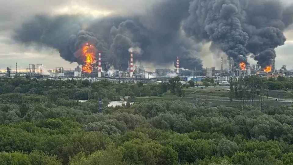 В мае выпуск нефтепродуктов сократился на 13,5% г/г; из‑за ударов по НПЗ и проблем с ремонтом возник дефицит топлива, что вызвало заметный рост цен и ускорение инфляции.