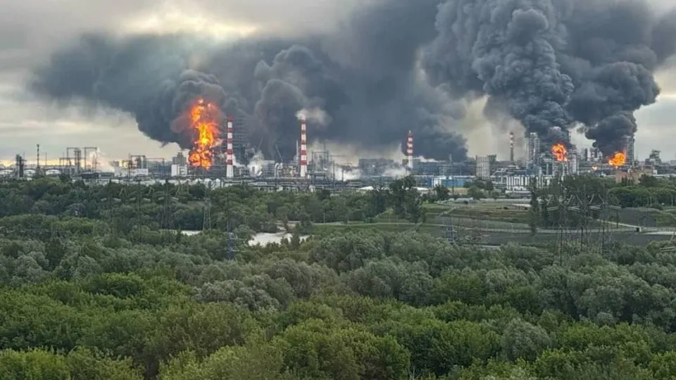 Ночной налёт беспилотников привёл к остановке части нефтепереработки в Москве, пожарам и повреждениям в Подмосковье и гибели людей в Ростовской области; по городу и его окрестностям отработали силы ПВО.