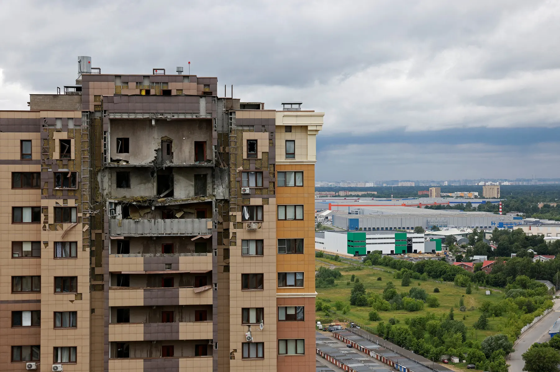 В результате налёта дронов в Подмосковье повреждены 18 многоквартирных домов, есть пострадавшие; власти обещают помощь и ликвидацию последствий.
