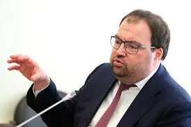 На IT‑завтраке в рамках ПМЭФ‑2026 министр Максут Шадаев заявил, что внедрение механизмов возрастной идентификации на платформах — «вопрос ближайшей повестки». Минцифры изучает практики, в том числе опыт игровой платформы Roblox, доступ к которой в России ограничен.