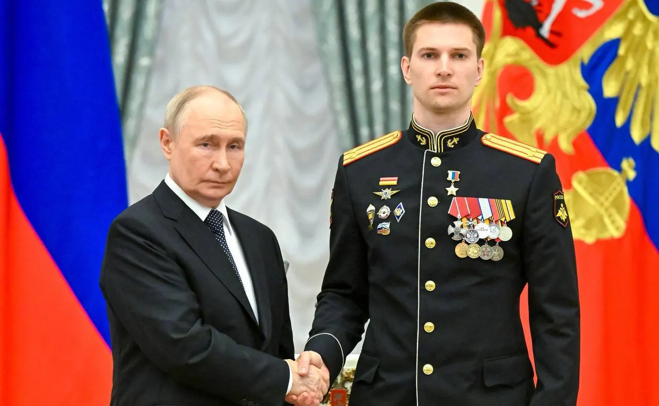В Кремле президент Владимир Путин лично наградил подполковника Ивана Берестовского медалью «Золотая Звезда» за мужество, проявленное в ходе специальной военной операции.