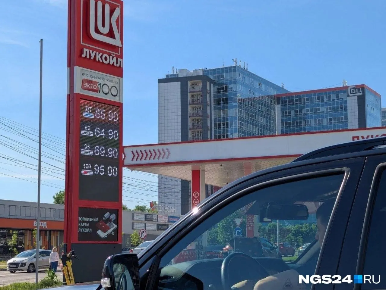 По данным Красноярскстата, за год средняя розничная цена бензина в крае выросла на 13,69%. Литр стоил в среднем 66,83 руб. на 4 мая и 67,61 руб. к 1 июня.