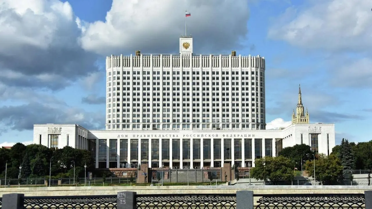 В Госдуму внесён законопроект о полной или частичной компенсации утильсбора для семей с тремя и более детьми. Авторы указывают на рост цен на семейные автомобили; правительство критикует инициативу из‑за дополнительных расходов и неясных источников финансирования.