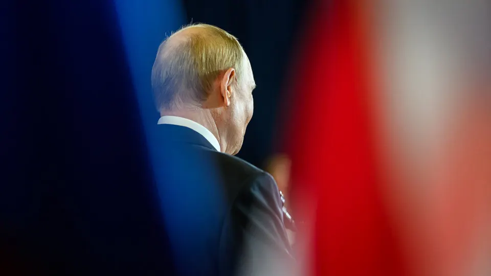 «Открытый» рейтинг — когда респондентов просят назвать политиков, которым они доверяют, не называя имён — опустился до 29,5% в апреле. ВЦИОМ не публиковал данные за апрель и май; при этом показатель «одобрения» деятельности остаётся значительно выше — около двух третьих.