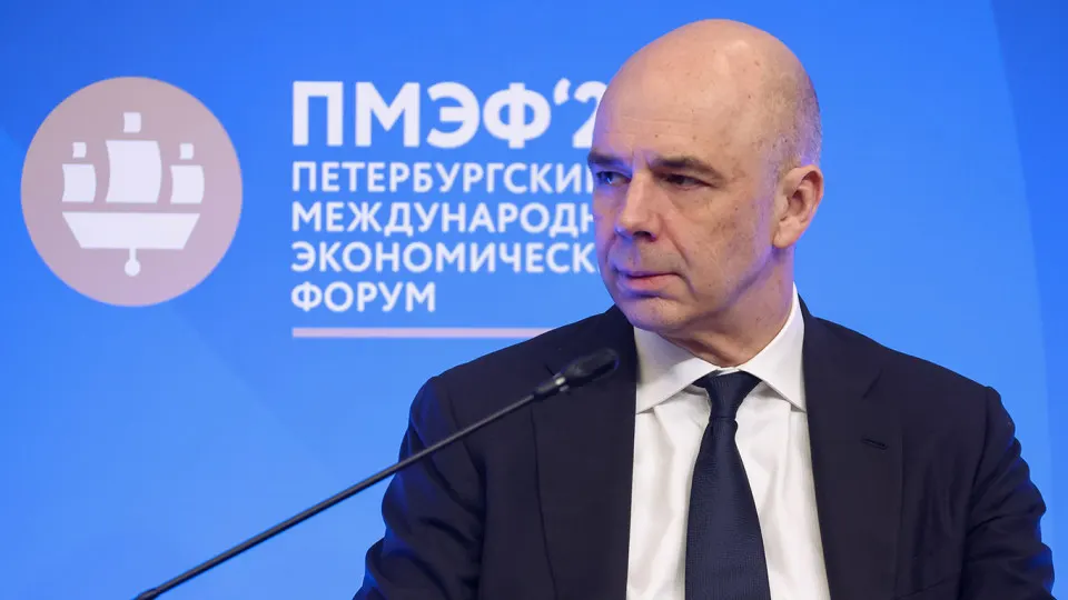 В оперативном докладе Счетной палаты говорится, что по предварительной оценке доходы федерального бюджета в 2026 году могут составить 38,2 трлн руб. — на 2,1 трлн (5,2%) меньше, чем предусмотрено законом. Основные риски связаны с сокращением нефтегазовых поступлений из‑за падения цен на нефть и укрепления рубля.