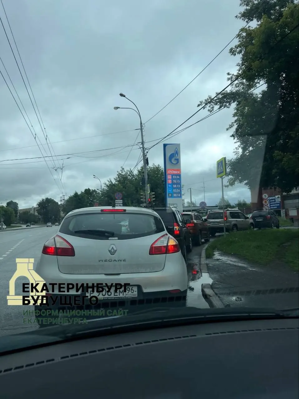 По всей стране и в Свердловской области — очереди и дефицит бензина. Президент и региональные власти признают проблемы, но новых мер не объявлено; в одном из городов конфликт из-за очереди перерос в избиение.