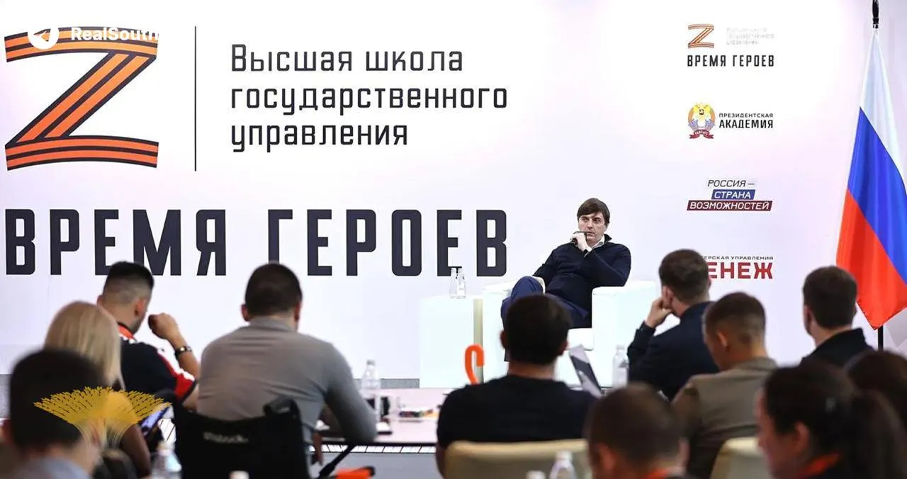 С 1 сентября предмет «Основы безопасности и защиты Родины» для 6–11 классов будет занимать до половины учебного времени: часть уроков уйдёт на изучение и программирование беспилотников и военно‑полевые сборы. Со следующего года введут предмет «Духовно‑нравственная культура России» с обязательным показом фильмов о участниках СВО.
