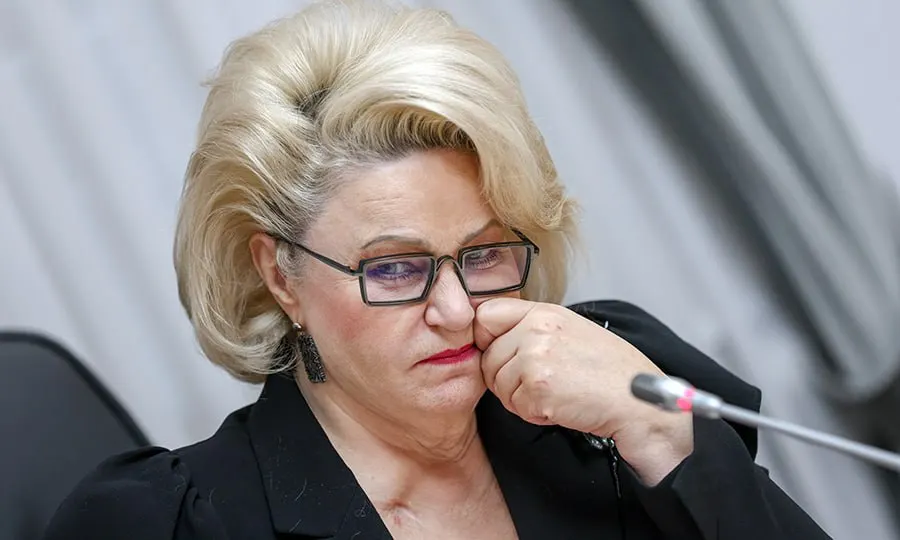 Депутат Нина Останина призвала Роскомнадзор и Минцифры применить опыт ограничений мессенджеров, чтобы сократить время, которое дети проводят в онлайн‑играх и социальных сетях.