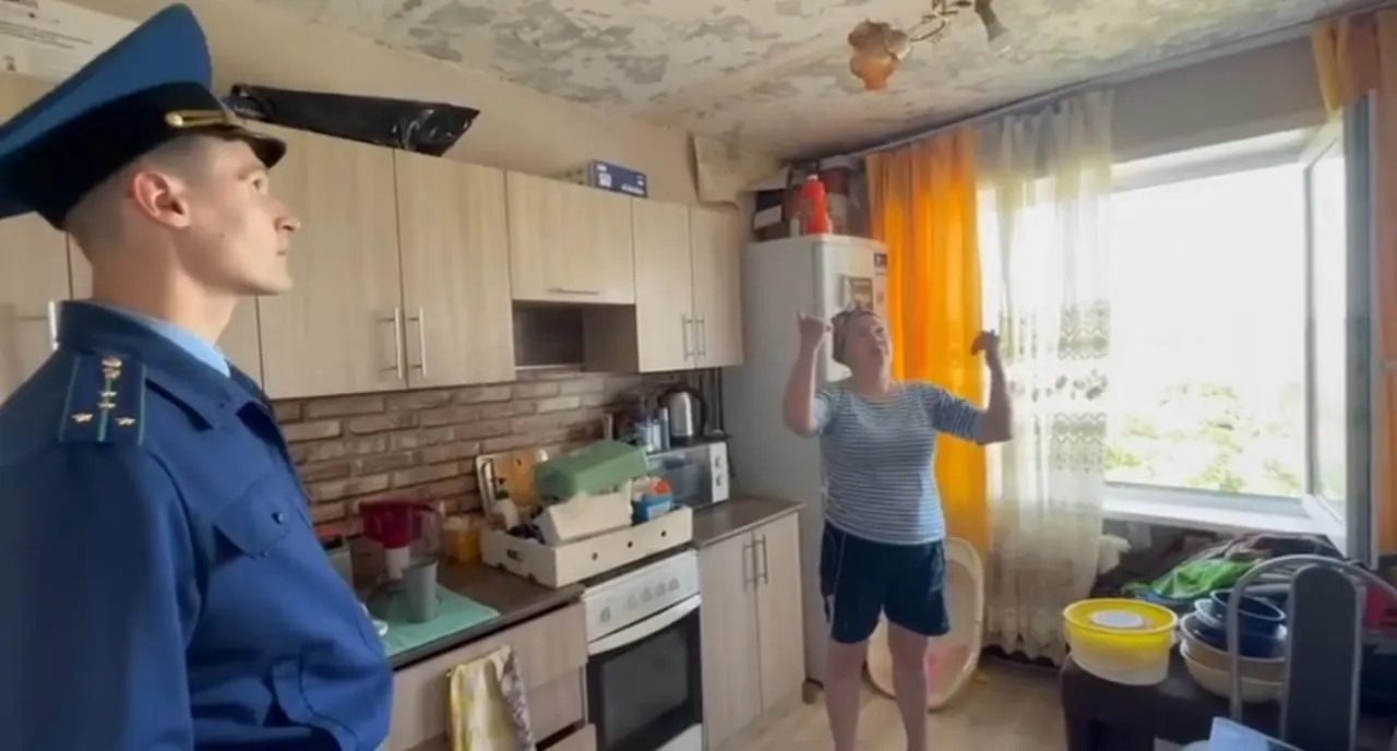 В многоквартирном доме в Садовом Кетовского округа из‑за протекающей кровли появилась аварийная электропроводка. Жильцам предложили временно переселиться, прокуратура инициирует проверку работы управляющей компании и действий властей.