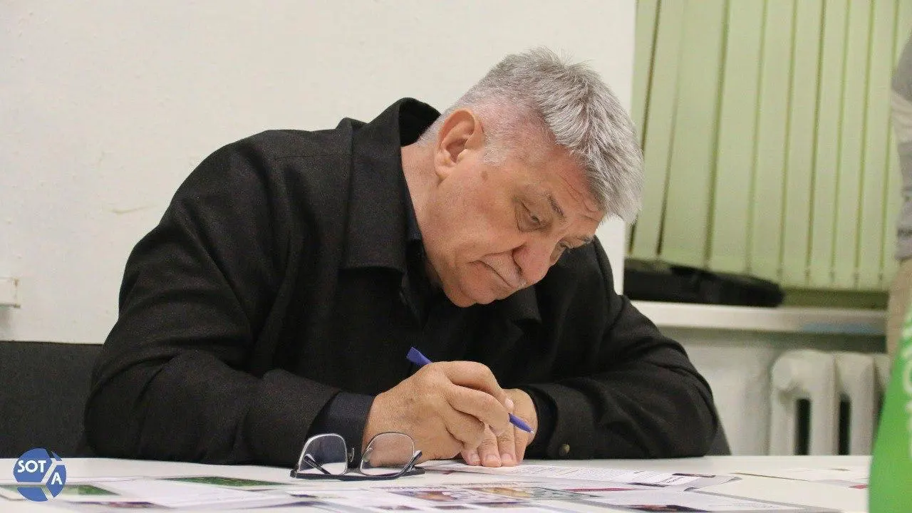 Президент направил поздравление в адрес Александра Сокурова, отметив его вклад в современный кинематограф. В то же время режиссёр в последние годы фактически лишён проката, а в январе 2026 года его исключили из Совета по развитию кинематографии.