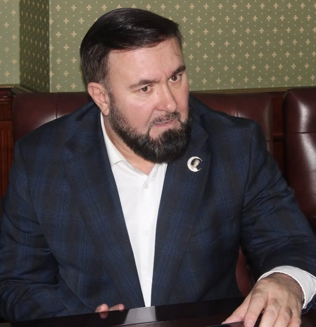 В распоряжении Кремля от 26 июня указано о награждении Мансура Солтаева грамотой за защиту прав граждан; критики указывают на его участие в давлении на правозащитников и спорные эпизоды, связанные с исчезновением женщин.