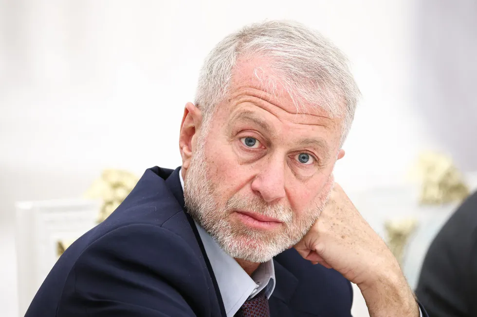 По данным нескольких собеседников, в мае российский бизнесмен Роман Абрамович ездил в Киев, где встретился с Владимиром Зеленским и передал предложение о личной встрече с президентом России; официальных развёрнутых комментариев не последовало.