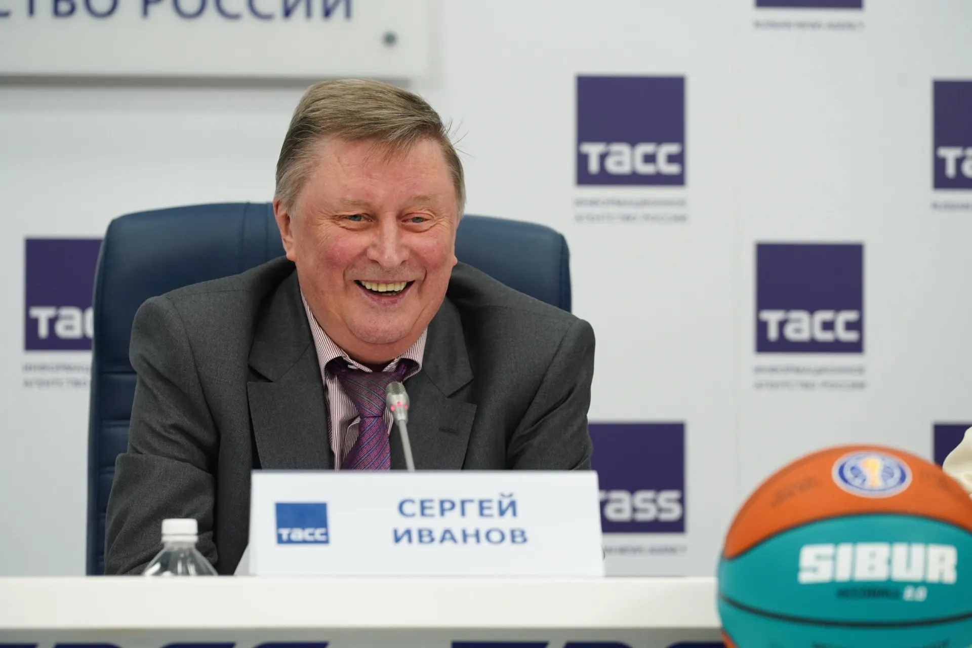 Близкий друг сообщил, что экс-министр обороны скончался в 73 года; по его словам, они общались всего три дня назад. Официальные подробности пока не оглашаются.