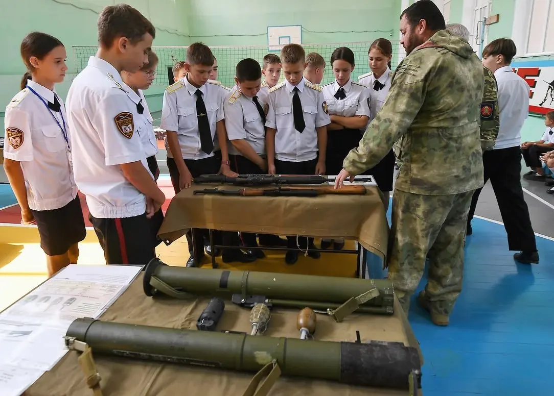 Российское военно-историческое общество инициировало проект, в рамках которого учащиеся записывали бы интервью с участниками и волонтёрами СВО для школьных музеев и будущего цифрового архива; по данным общества, идею одобрило Минобрнауки.