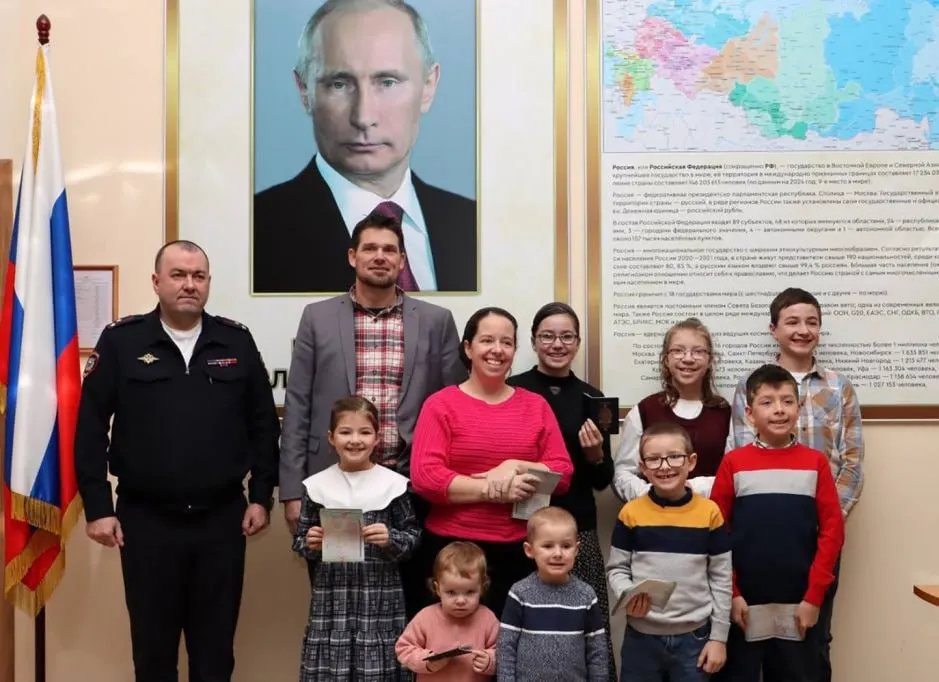 В 2025 году 1112 иностранцев получили специальные визы для переезда в Россию как лица, разделяющие традиционные духовно‑нравственные ценности; программа упрощает оформление РВП.