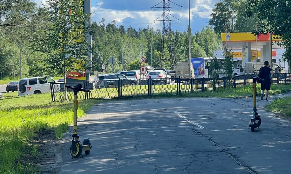 В ряде регионов действуют ограничения на отпуск топлива и устанавливаются жёсткие лимиты — водители стоят в очередях по несколько часов, в отдельных местах бензин вовсе отсутствует.