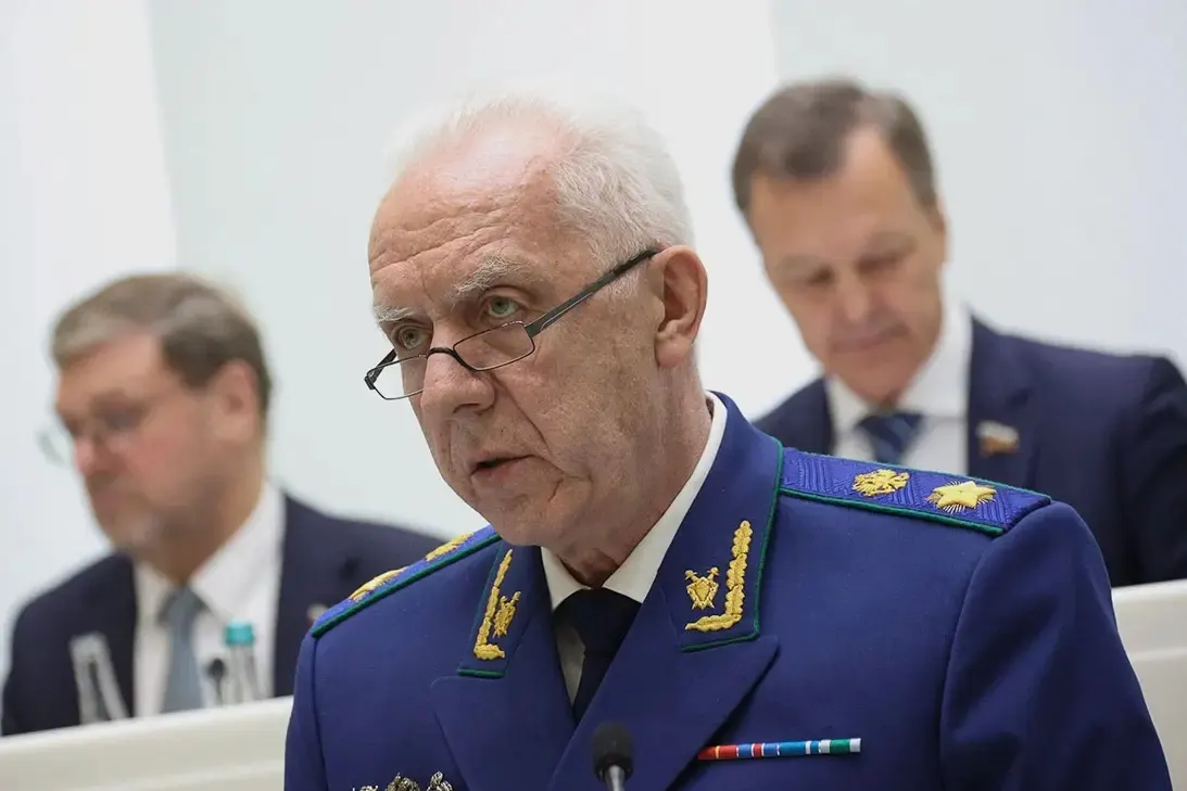 Европейский совет включил в санкционный список 15 физических лиц и одну организацию, в том числе генпрокурора Александра Гуцана, начальника петербургского главка МВД Романа Плугина и холдинг NtechLab. Мера предусматривает заморозку активов в ЕС и запрет на предоставление экономических ресурсов.