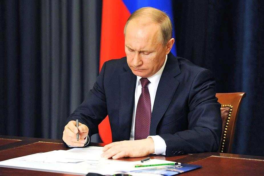 Указ №389 вступил в силу 3 июня 2026 года: расширен круг уполномоченных продавцов, прописан порядок торгов и установлены особые правила для продажи жилья из государственного фонда. Меры направлены на оперативную реализацию федеральных активов в условиях внешнего давления.