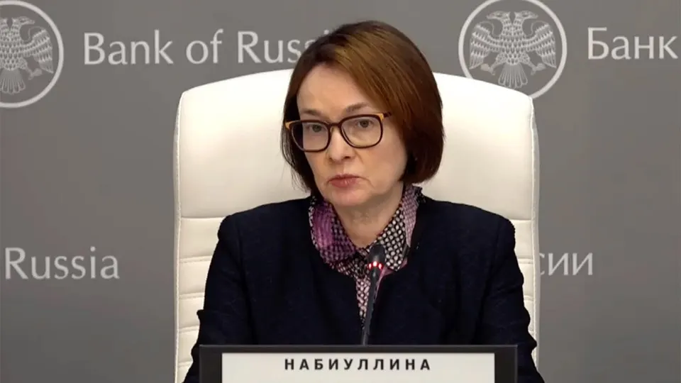 Глава Центробанка сообщила, что потеряла голос из‑за простуды и временно не появлялась публично. Её отсутствие вызвало обсуждения возможной смены руководства: в качестве кандидатов назывались Максим Орешкин и Пётр Фрадков. Срок Набиуллиной истекает в 2027 году.