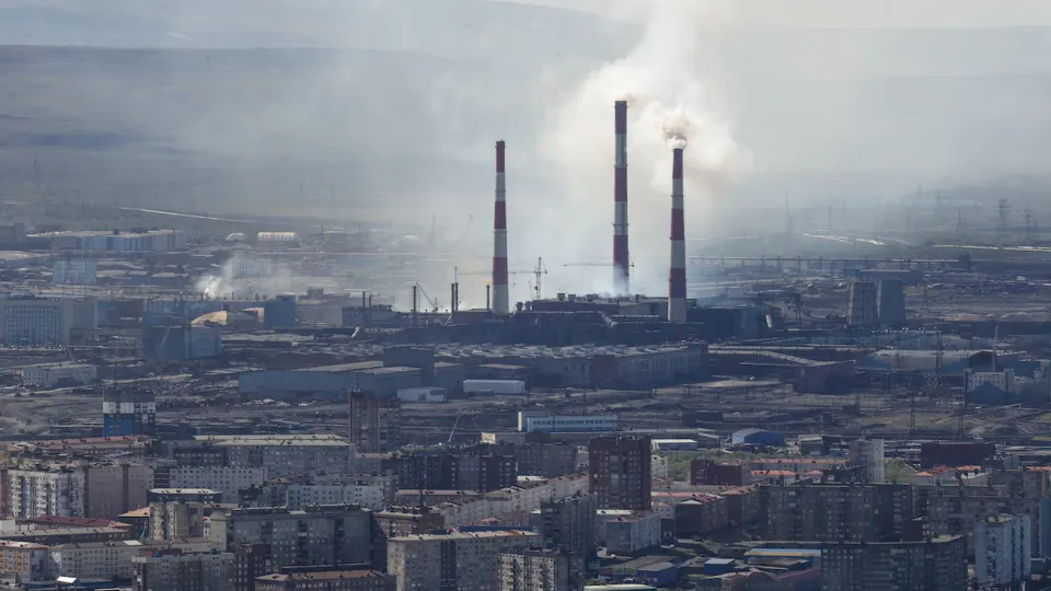 Минэкономразвития: в мае объёмы промышленного производства упали на 0,7% в годовом выражении; спад ускорился в добыче и нефтепереработке, большинство отраслей находятся в рецессии. Экономисты предупреждают о рисках для инфляции, бюджета и кредитования.