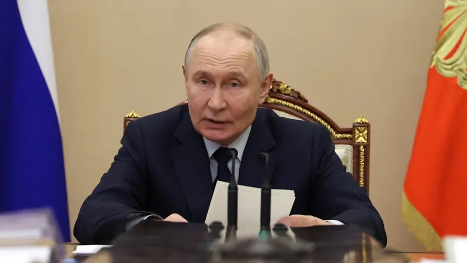 Президент заявил, что «инвестиционной паузы нет», прокомментировал причины резкого сокращения инвестиций и отметил, что принимаемые меры уже дают результат; аналитики и чиновники связывают спад с уменьшением вложений крупнейших компаний, высокой стоимостью кредитов и сокращением прибыли.