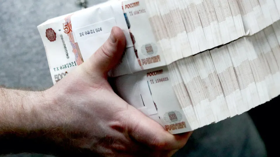 Спрос на наличные в России резко вырос на фоне перебоев в работе интернета и опасений по налогам. По данным регулятора, наличных банкнот в обращении стало рекордно много, а Центробанк ужесточил контроль за снятием и внесением крупных сумм.