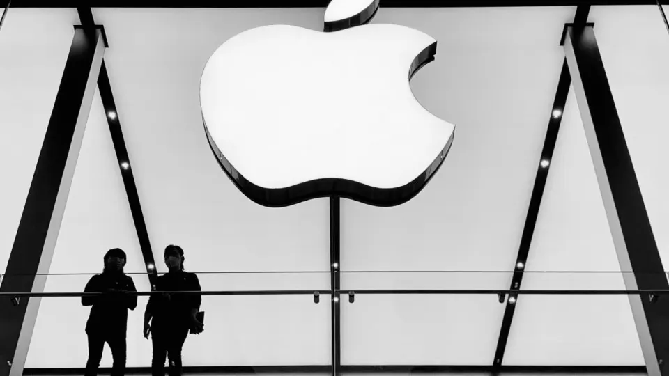 Apple удалила из App Store ряд приложений российского холдинга VK; акции компании рухнули, а российские власти назвали решение политически мотивированным и пообещали меры в отношении корпорации.