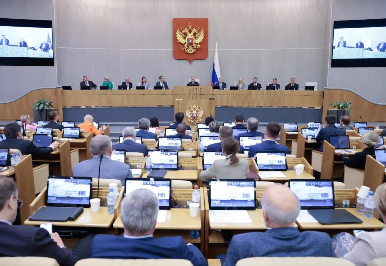 Анализ данных показывает: инициативы кабинета министров проходят в Госдуме значительно чаще депутатских — порядка 84% против примерно 25%. Президентские проекты почти всегда одобряют.