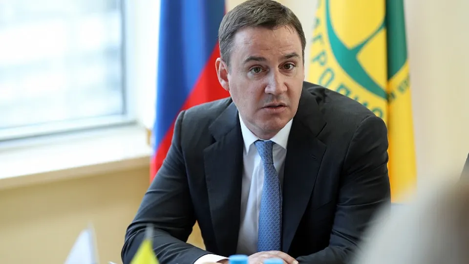 Заместитель председателя правительства Дмитрий Патрушев формально установил контроль над РЭО: в наблюдательный совет войдёт первый замминистра природных ресурсов Джамбулат Хатуов, а основным кандидатом на пост гендиректора называют руководителя «Росагролизинга». Перестановки происходят на фоне уголовных дел в менеджменте компании.