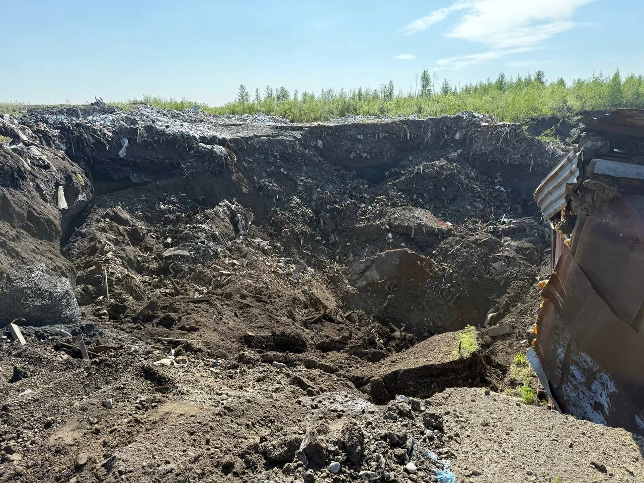 Год назад у рудника «Маяк» в Норильске образовался крупный провал грунта, в результате которого пропала женщина-сторож. Активисты утверждают о попытках скрыть связь происшествия с деятельностью предприятия.