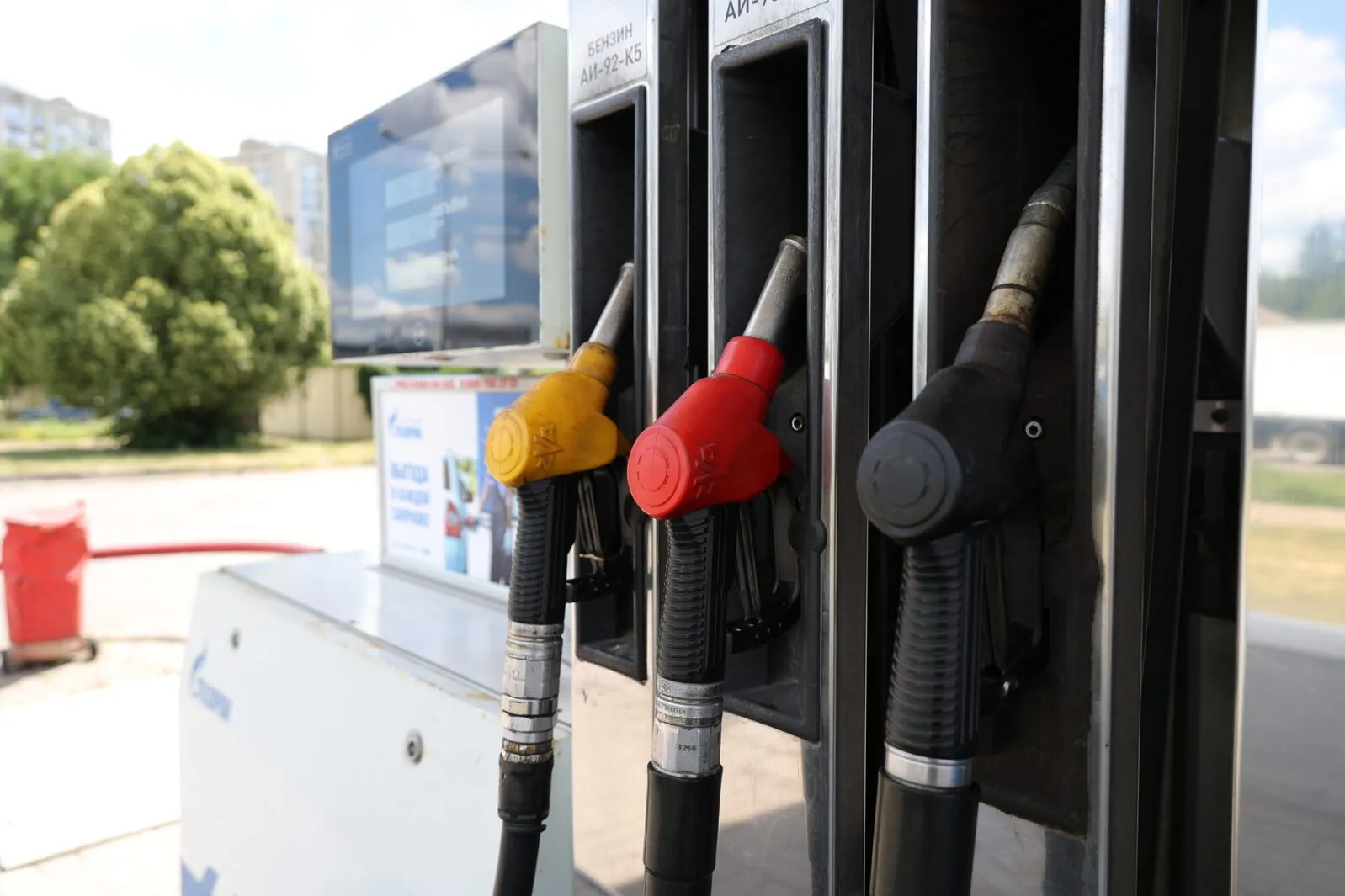 Правительство утвердило порядок очередности поставок нефтепродуктов: первыми будут обеспечивать госструктуры, оборонные предприятия и ключевые транспортные направления, тогда как автозаправки и независимые заправки лишились приоритета. Меры призваны частично стабилизировать рынок, но дефицит в рознице может сохраниться.