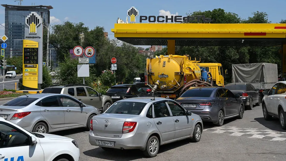 Из‑за ударов по НПЗ производство дизельного топлива сократилось почти на 40%. Власти готовят механизм субсидий импортёрам, чтобы оперативно привлекать зарубежные поставки и стабилизировать рынок.