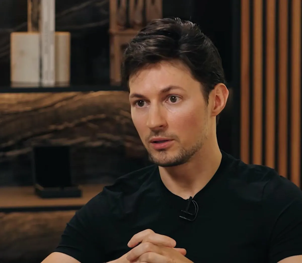 ФСБ заявляет, что Telegram не блокирует каналы и боты, через которые, как утверждается, вербуют и координируют диверсии и преступления. Ведомство готовит материалы для международного розыска основателя мессенджера.