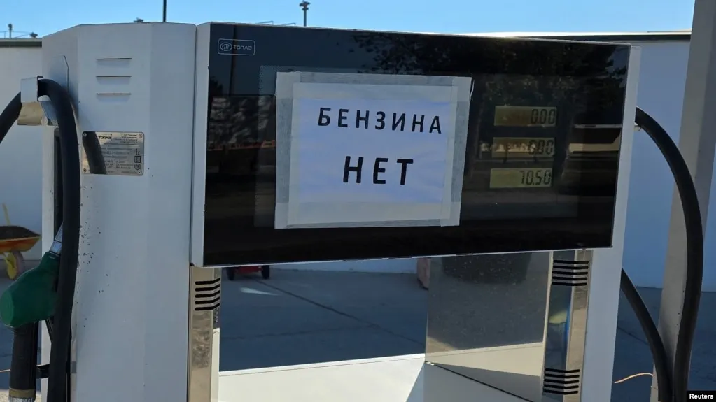 По официальным данным, за период с 23 по 29 июня 2026 года в Севастополе зафиксирован рекордный недельный рост цен на бензин — 30%. Одновременно в большинстве регионов РФ отмечено увеличение цен и введены ограничения на отпуск топлива.