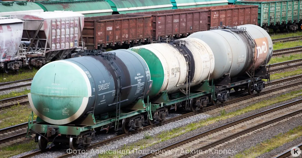 С 1 октября в России планируется повышение тарифов на железнодорожные перевозки: тарифы на грузовые перевозки и плата за пользование инфраструктурой вырастут на 8,5%, а для пассажирских перевозок дальнего следования и связанных с ними регулируемых сборов — на 9,2%. Индексацию поручено провести Федеральной антимонопольной службе.